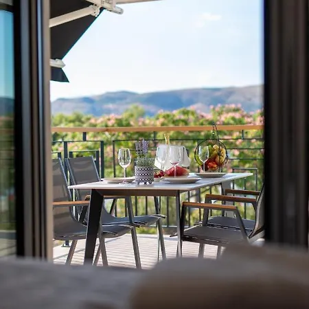Vagabundo Beachfront 2 - Luxury - Sea Views - Free Parking Appartement Trogir