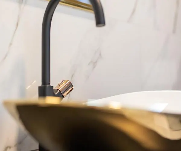 Vagabundo Beachfront Apartment 2 - Luxury - Sea Views - Free Parking