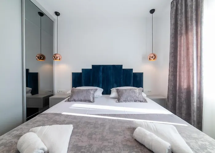 Vagabundo Beachfront Apartment 2 - Luxury - Sea Views - Free Parking * Trogir