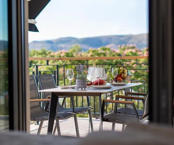 Vagabundo Beachfront Apartment 2 - Luxury - Sea Views - Free Parking Appartement Trogir