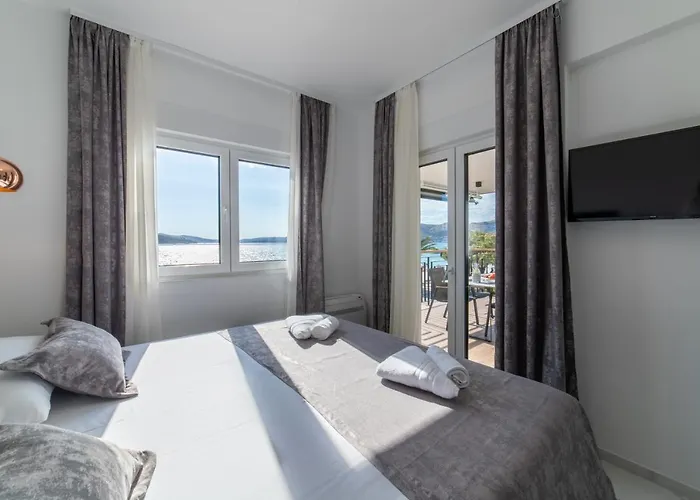 Vagabundo Beachfront Apartment 2 - Luxury - Sea Views - Free Parking Appartement