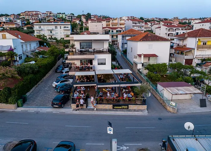 Vagabundo Beachfront Apartment 2 - Luxury - Sea Views - Free Parking *