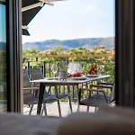 Vagabundo Beachfront Apartment 2 - Luxury - Sea Views - Free Parking Apartament Trogir