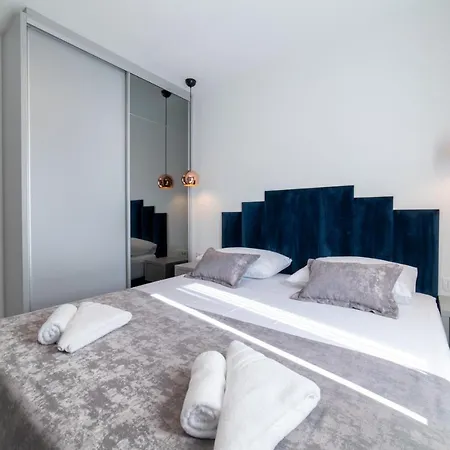 Apartment Vagabundo Beachfront Apartment 2 - Luxury - Sea Views - Free Parking Trogir