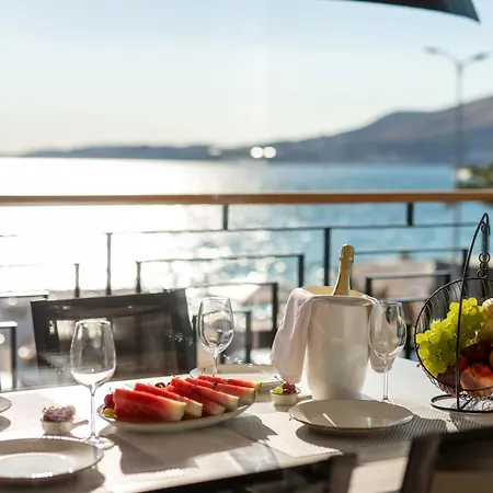 Vagabundo Beachfront Apartment 2 - Luxury - Sea Views - Free Parking