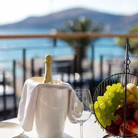 Daire Vagabundo Beachfront 2 - Luxury - Sea Views - Free Parking Trogir