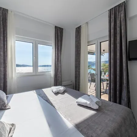 Vagabundo Beachfront 2 - Luxury - Sea Views - Free Parking Appartement