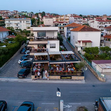 Vagabundo Beachfront Apartment 2 - Luxury - Sea Views - Free Parking *