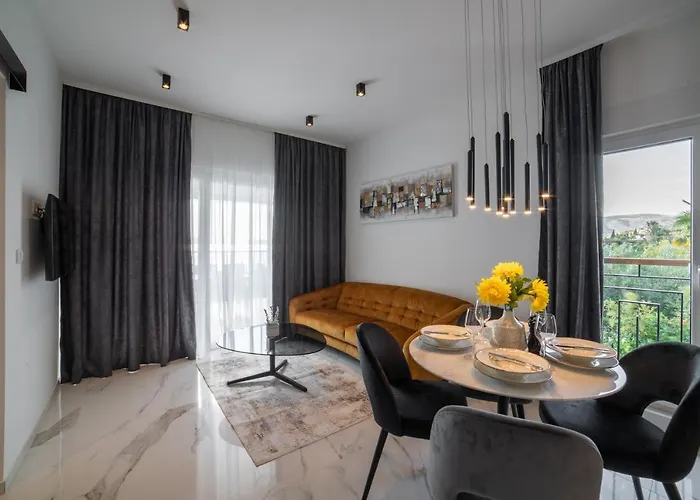 Daire Vagabundo Beachfront Apartment 2 - Luxury - Sea Views - Free Parking Trogir