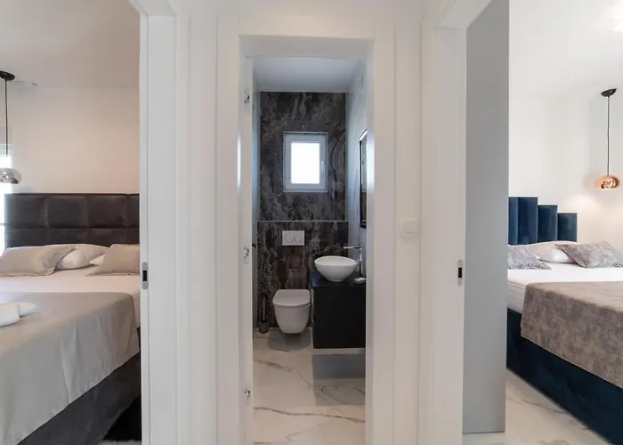 Vagabundo Beachfront Apartment 2 - Luxury - Sea Views - Free Parking Trogir