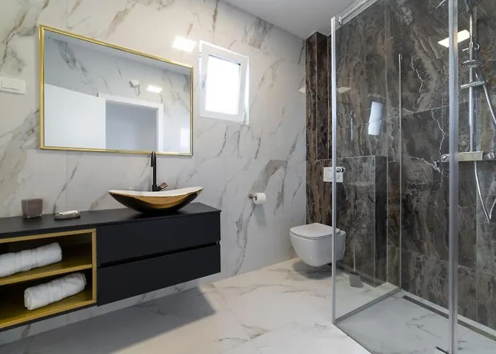 Vagabundo Beachfront Apartment 2 - Luxury - Sea Views - Free Parking Daire Trogir