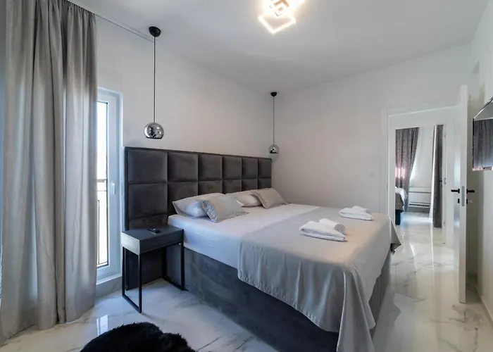 Vagabundo Beachfront Apartment 2 - Luxury - Sea Views - Free Parking Daire Trogir