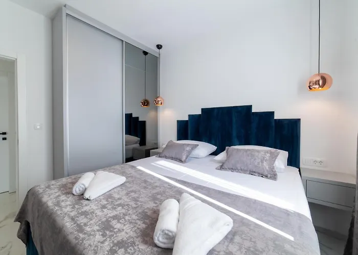 Daire Vagabundo Beachfront Apartment 2 - Luxury - Sea Views - Free Parking Trogir