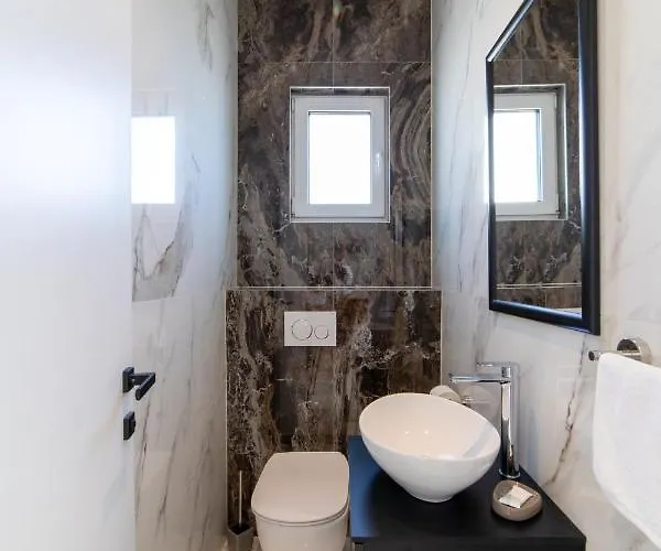 Daire Vagabundo Beachfront Apartment 2 - Luxury - Sea Views - Free Parking