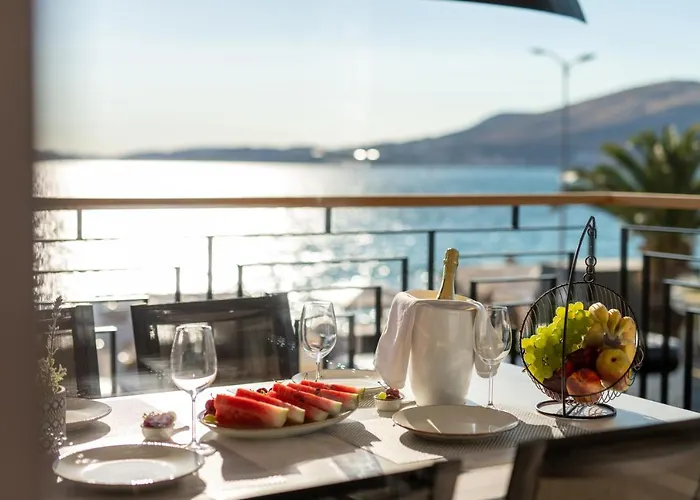 Vagabundo Beachfront Apartment 2 - Luxury - Sea Views - Free Parking