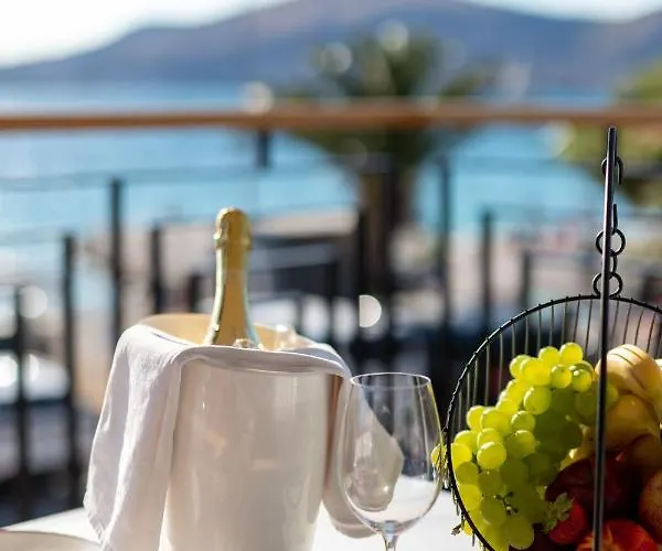 Apartment Vagabundo Beachfront Apartment 2 - Luxury - Sea Views - Free Parking Trogir