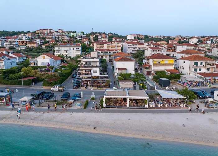 Daire Vagabundo Beachfront Apartment 2 - Luxury - Sea Views - Free Parking Trogir