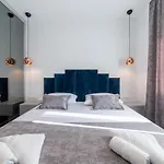 Vagabundo Beachfront Apartment 2 - Luxury - Sea Views - Free Parking * Trogir