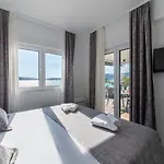 Vagabundo Beachfront Apartment 2 - Luxury - Sea Views - Free Parking Apartmán