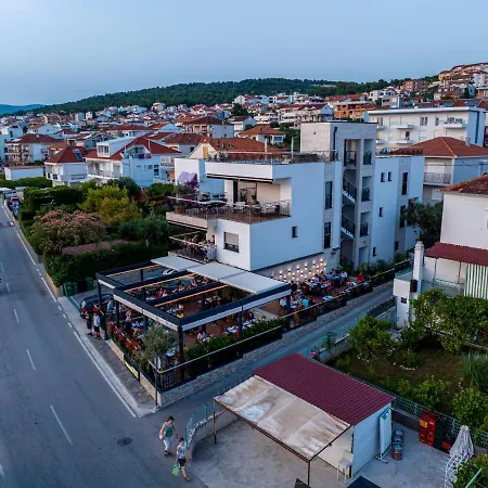 Vagabundo Beachfront Apartment 2 - Luxury - Sea Views - Free Parking Apartmán